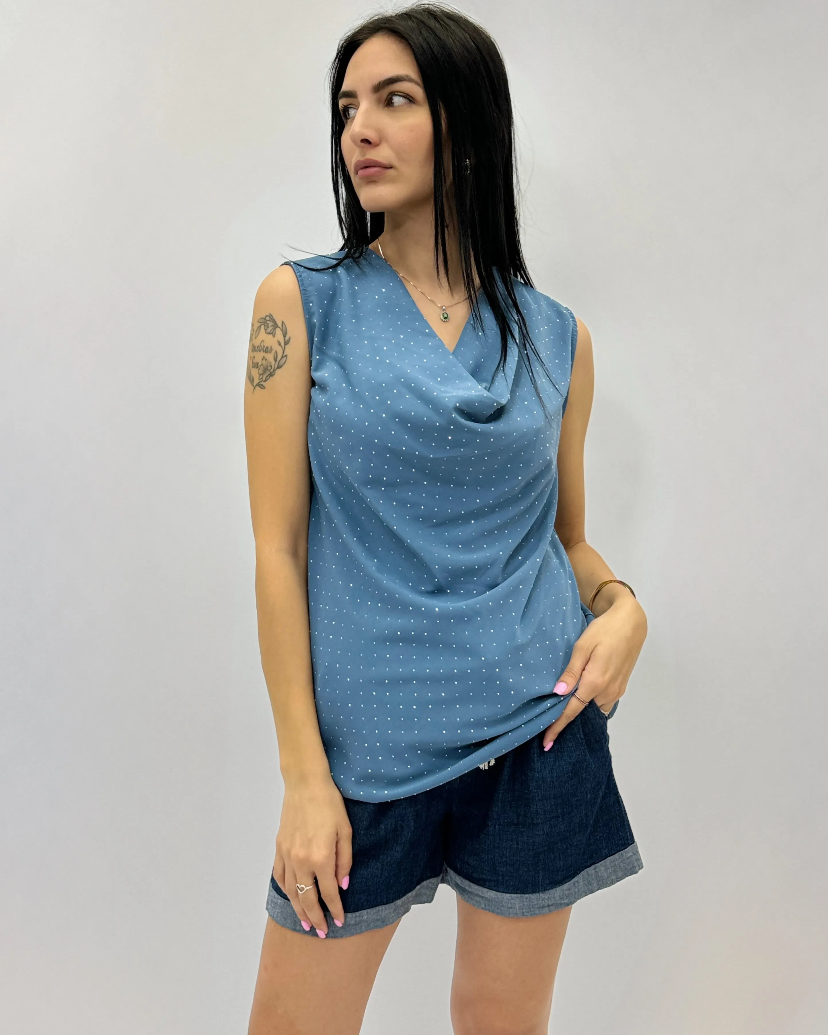 Blusa smanicata con brillantini