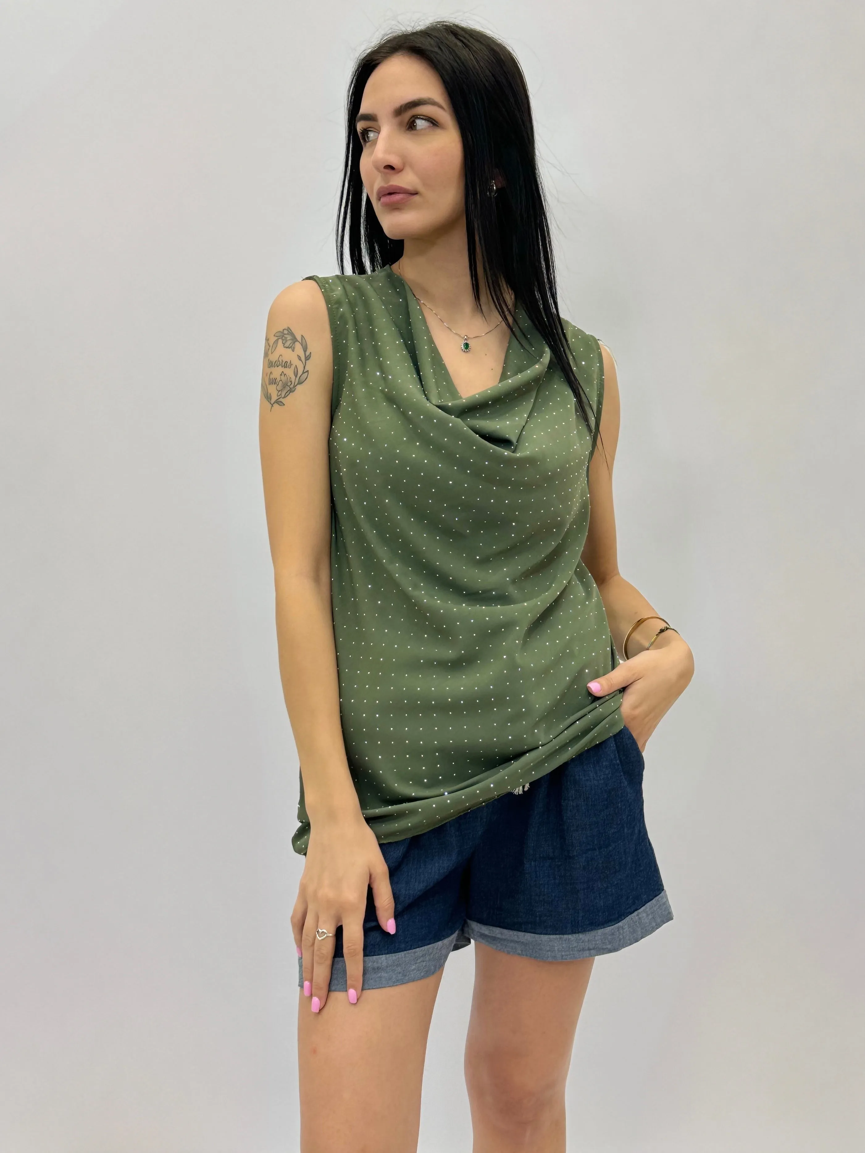 Blusa smanicata con brillantini