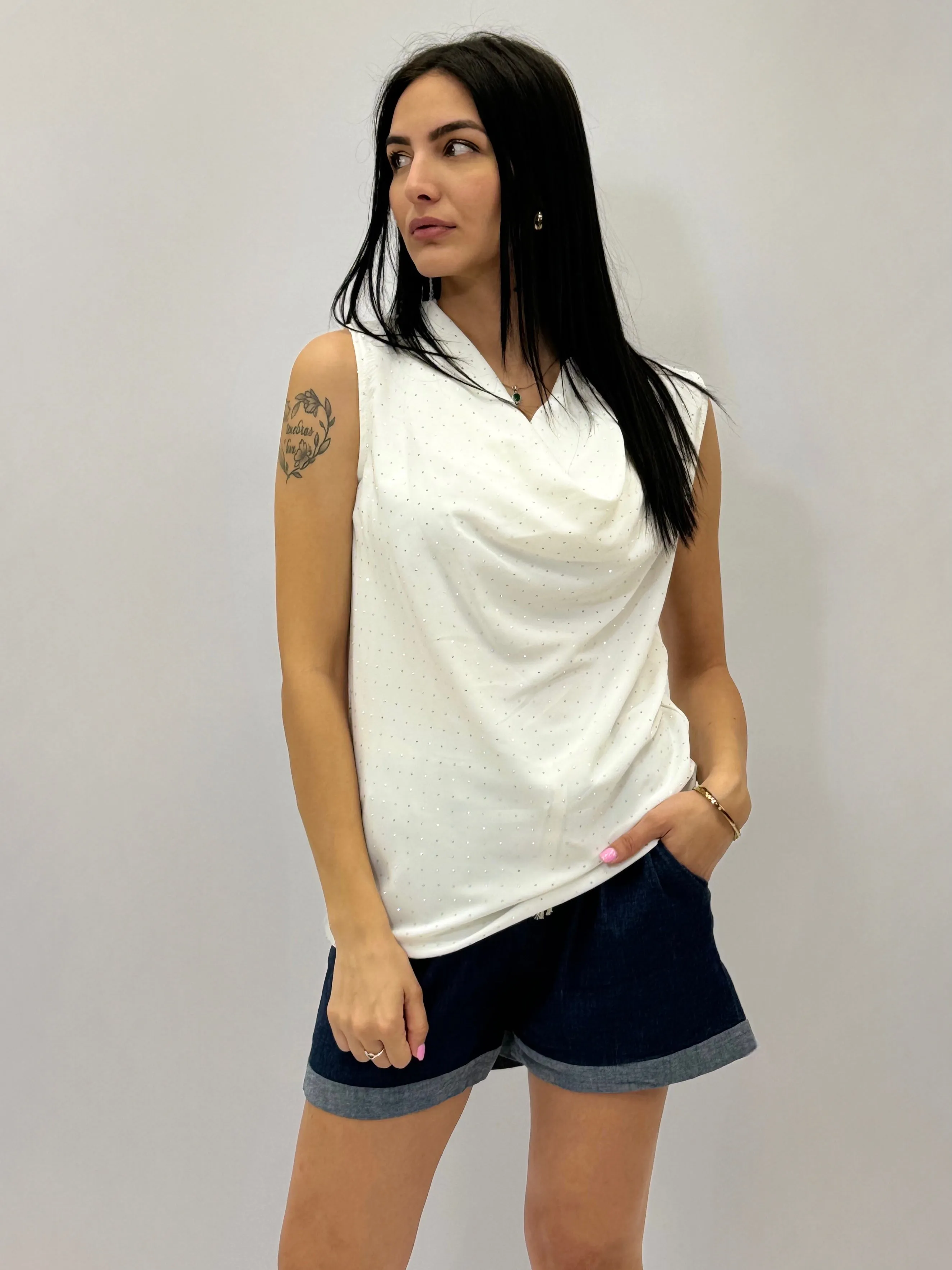 Blusa smanicata con brillantini