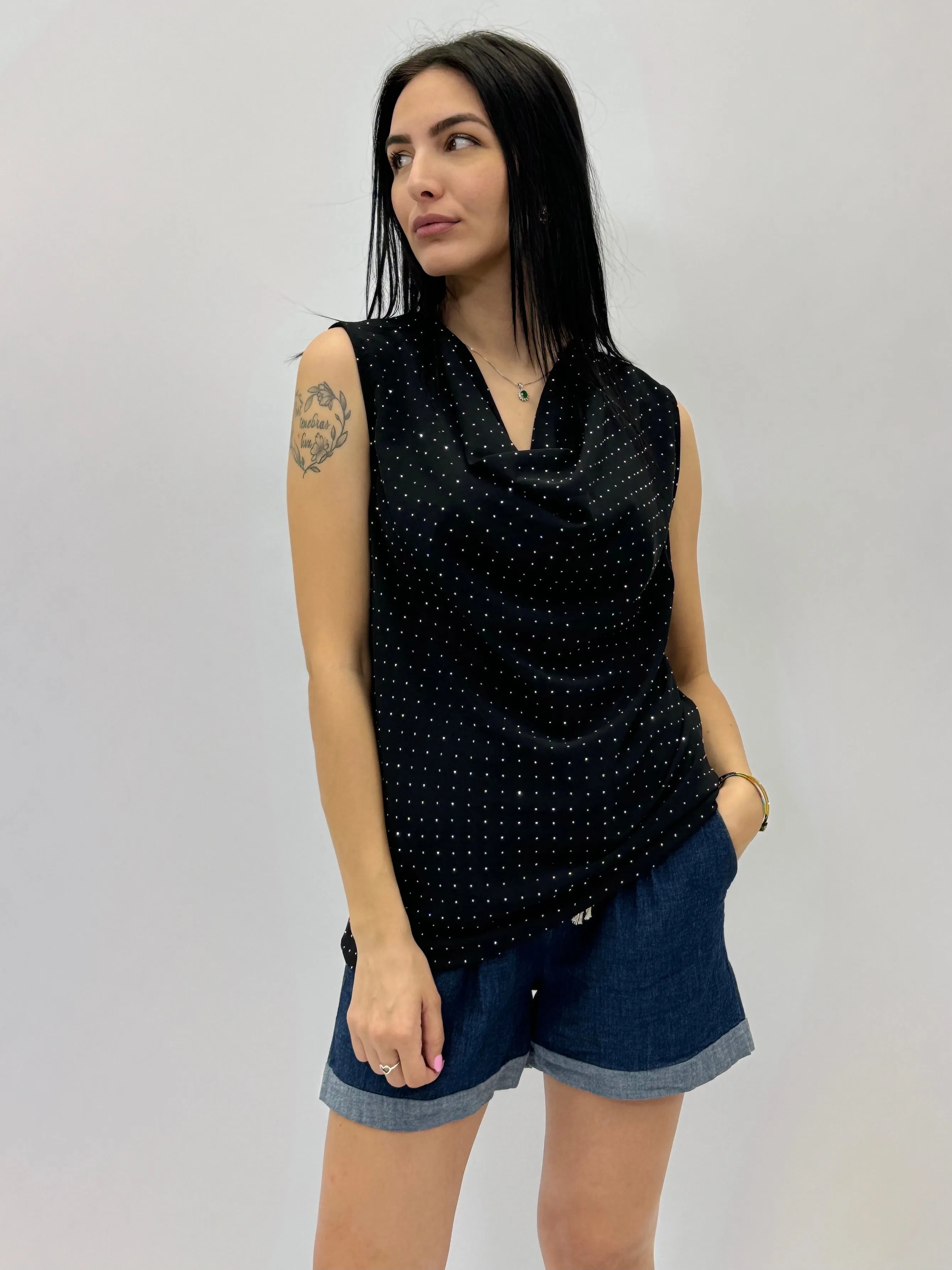 Blusa smanicata con brillantini