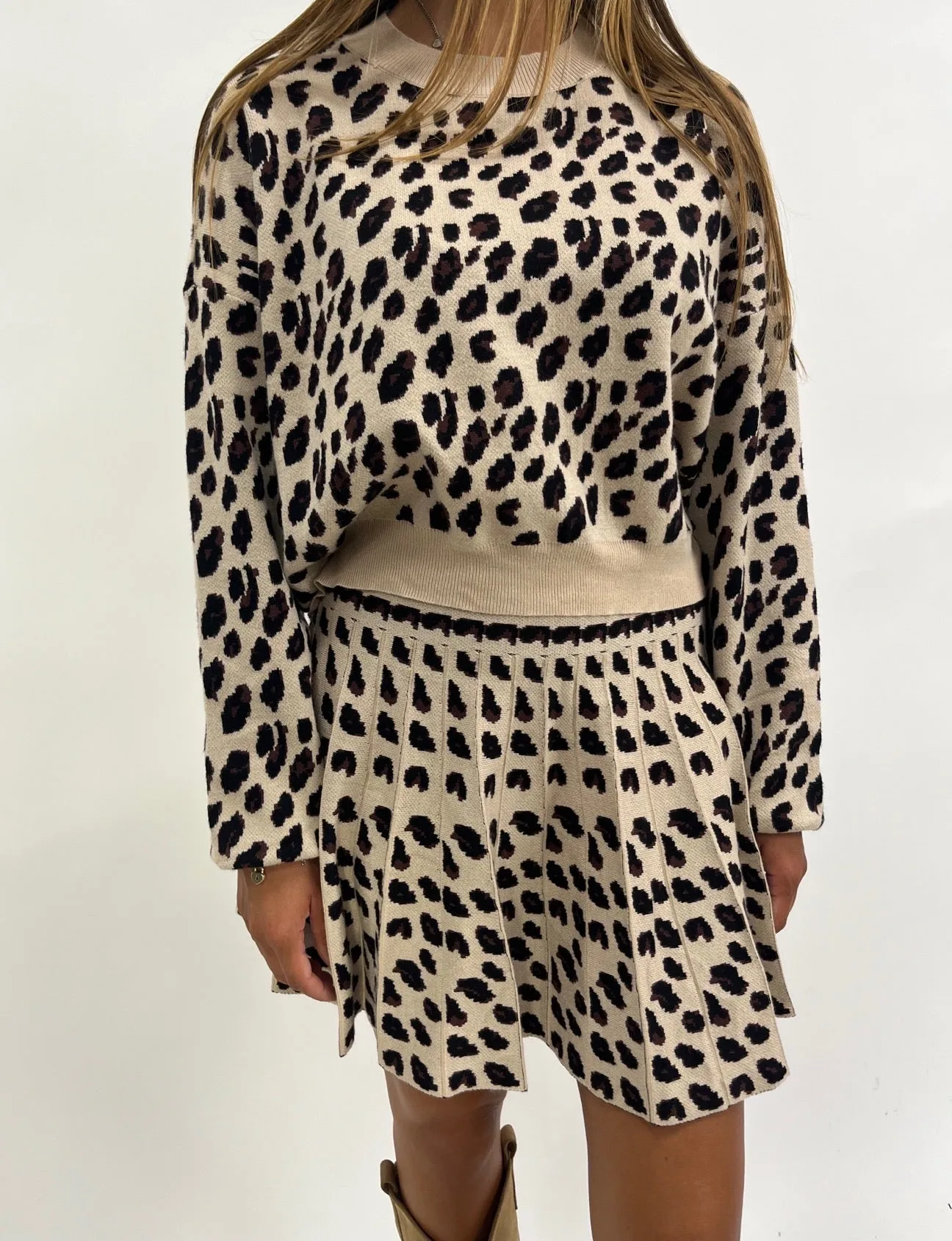 Completo animalier pullover e gonna